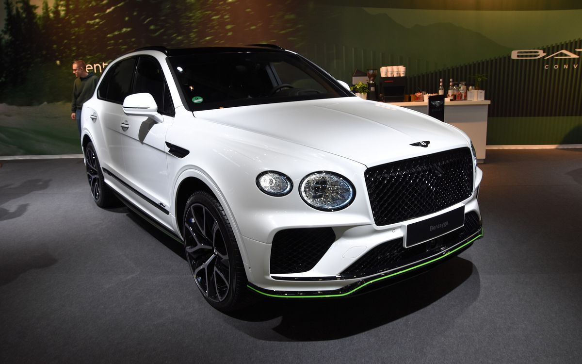 Weißer Bentley Bentayga Speed auf einem Messestand, Frontansicht von schräg vorn