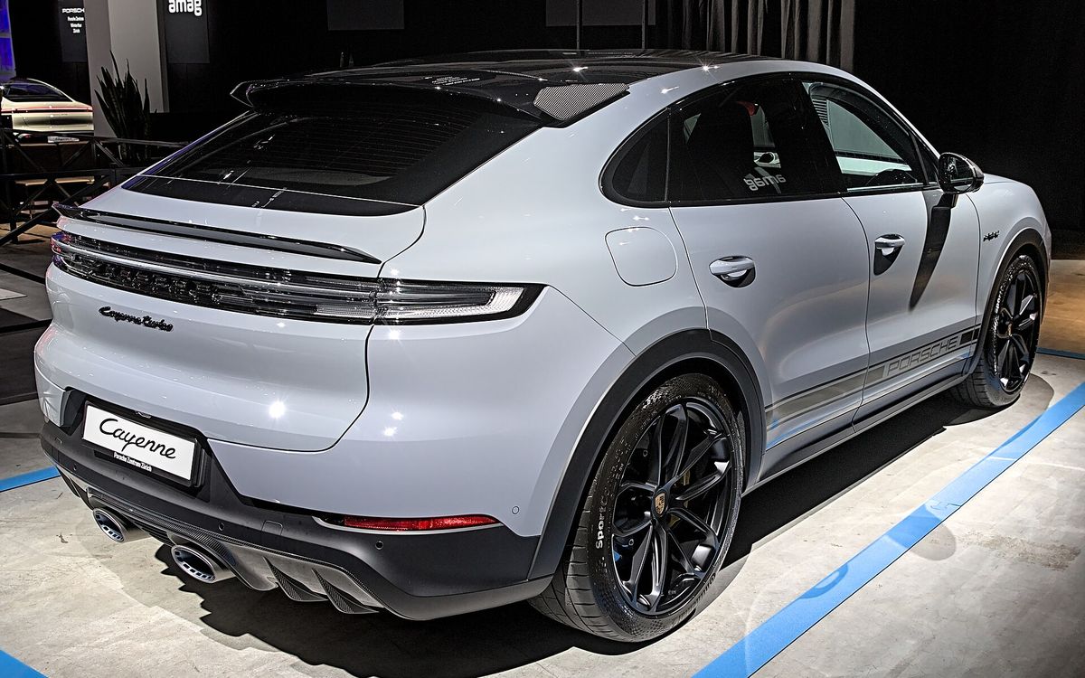 Graues Porsche Cayenne Coupé mit GT-Paket, Heckansicht von schräg hinten