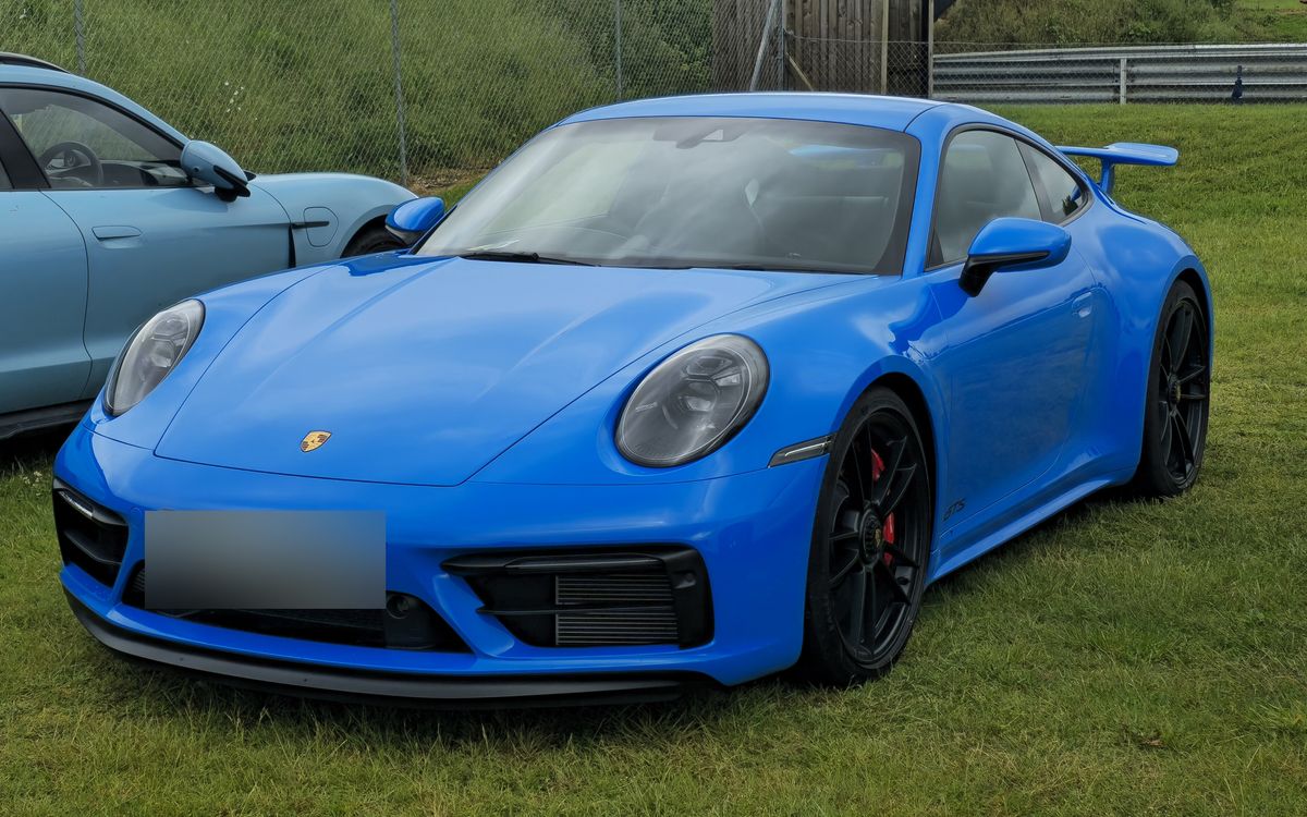 Blauer Porsche 911 (992) Carrera GTS, Frontansicht von schräg vorn