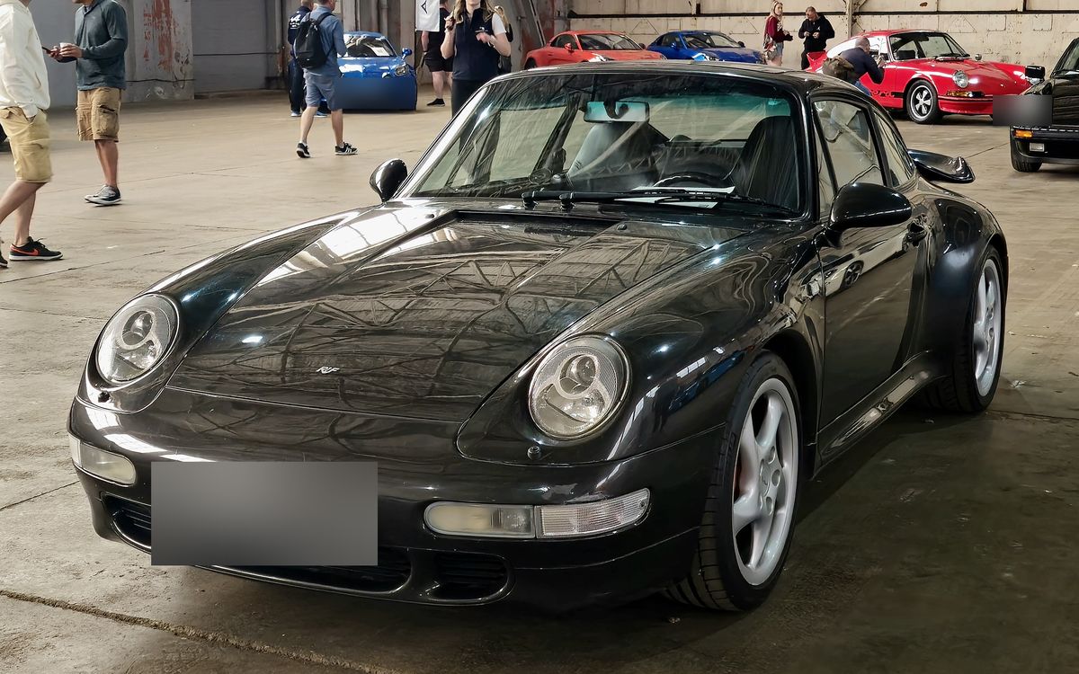 Schwarzes Porsche 911 Turbo (993) Coupé, Frontansicht von schräg vorn