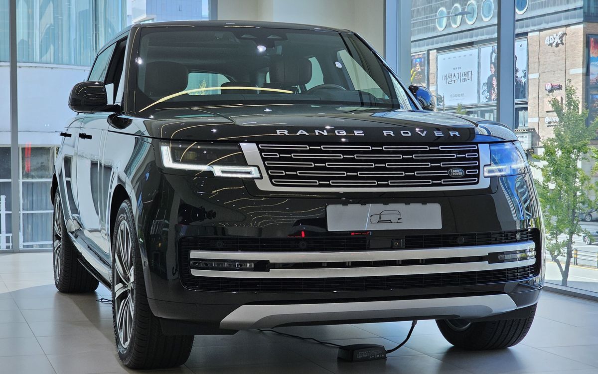 Schwarzer Range Rover L460 P530 Autobiography (langer Radstand), Frontansicht von schräg vorn im Showroom